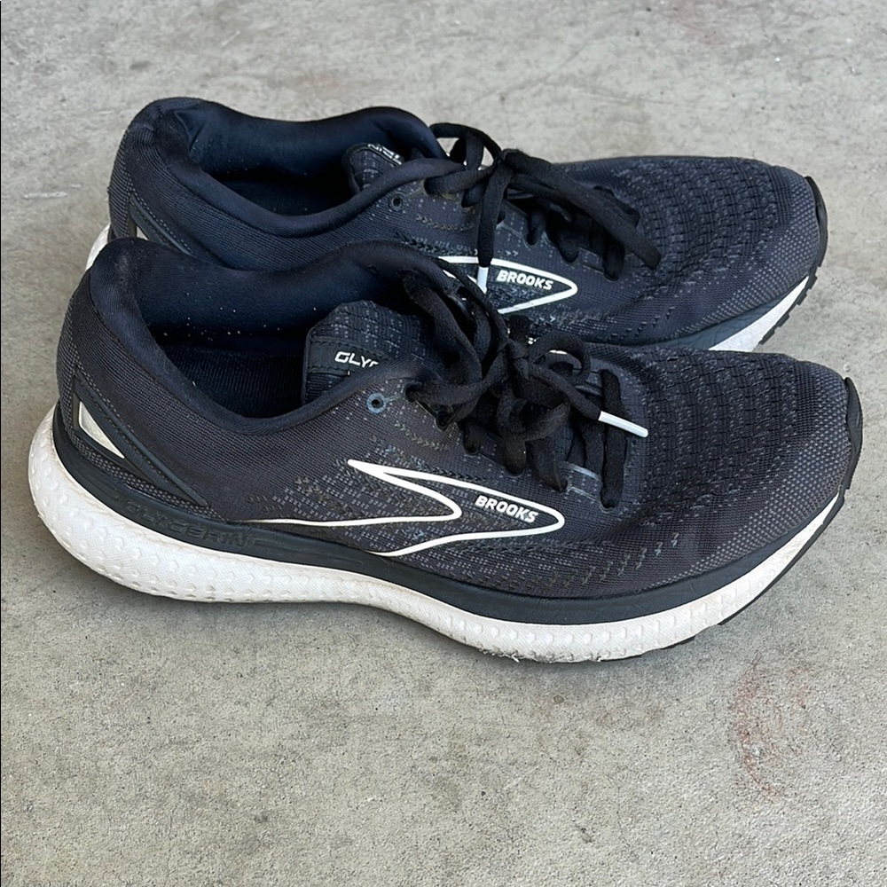 Brooks Men's Black and White Athletic Shoes